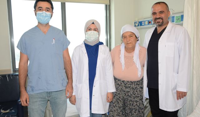 74 yaşındaki hasta safra taşlarından ameliyatsız kurtuldu
