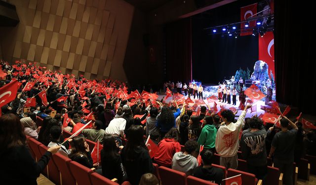 “İşgalden Cumhuriyet”e Oyununu Liselilerle Buluştu